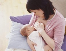 学习正确的母乳喂养姿势，降低母乳喂养
